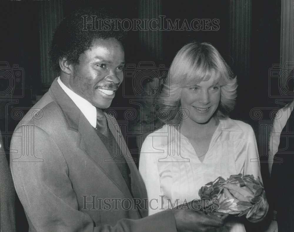 1978 Press Photo Swimmer Kathy Miller of Arizona Receives Valor In Sport Award - Historic Images