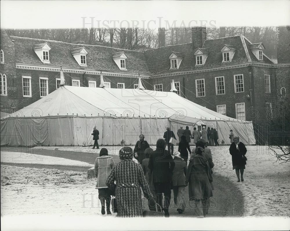 1976 Press Photo Goods Chattels Auction Tent Stoner Park Family Home Oxfordshire - Historic Images