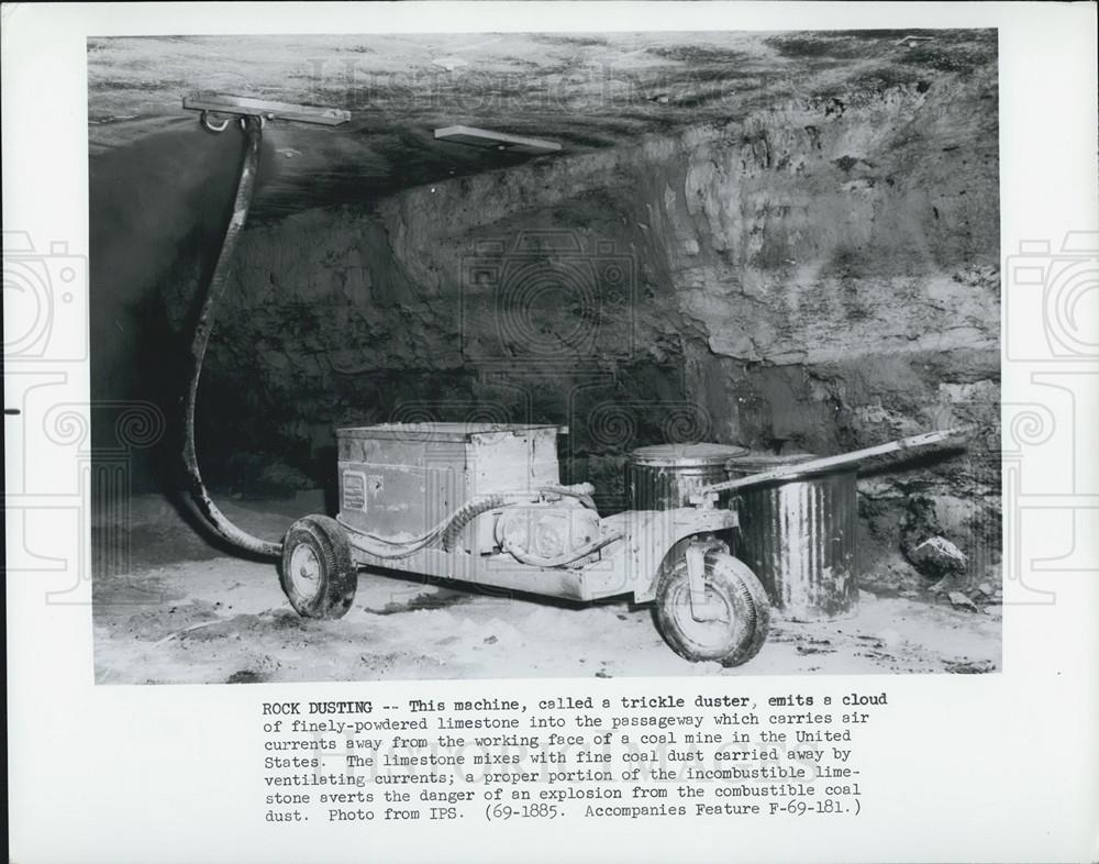 Press Photo Trickle Duster Limestone Mixer with Fine Coal Dust Carried Away - Historic Images