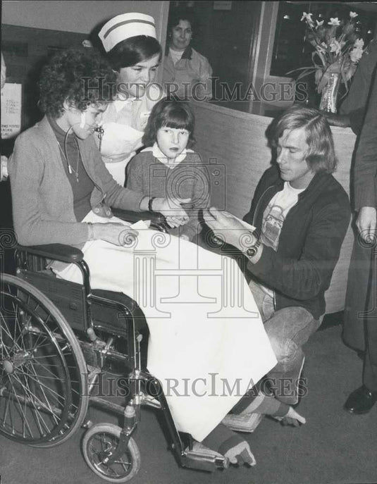 1977 Press Photo Motor Racing Champion James Hunt Sonia Cabal Shaun Clingan - Historic Images