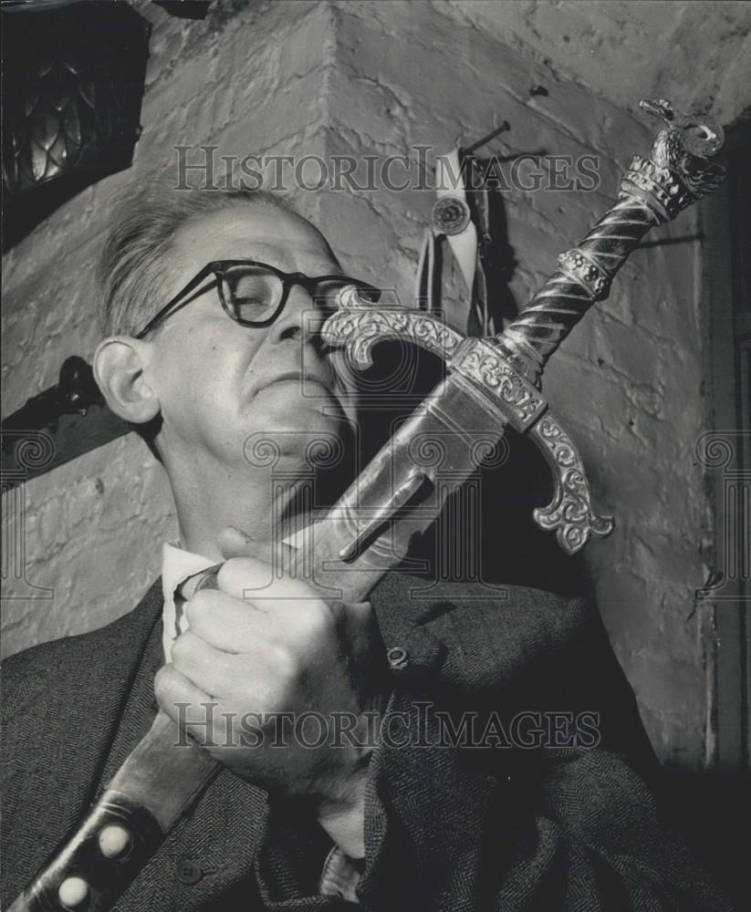 Press Photo Armourer Royal Opera House Mr. Cyril Brasher Lohengrin Sword - Historic Images