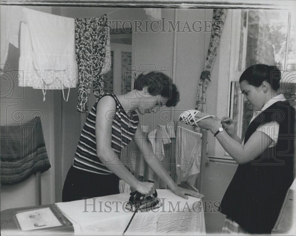 Press Photo Students in Laundry Room - Historic Images