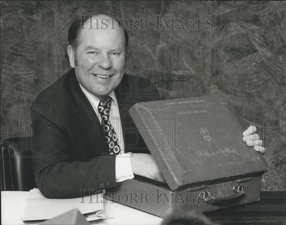 1974 Press Photo Mr. Reg Prentice who is the new Education and Science Secretary - Historic Images