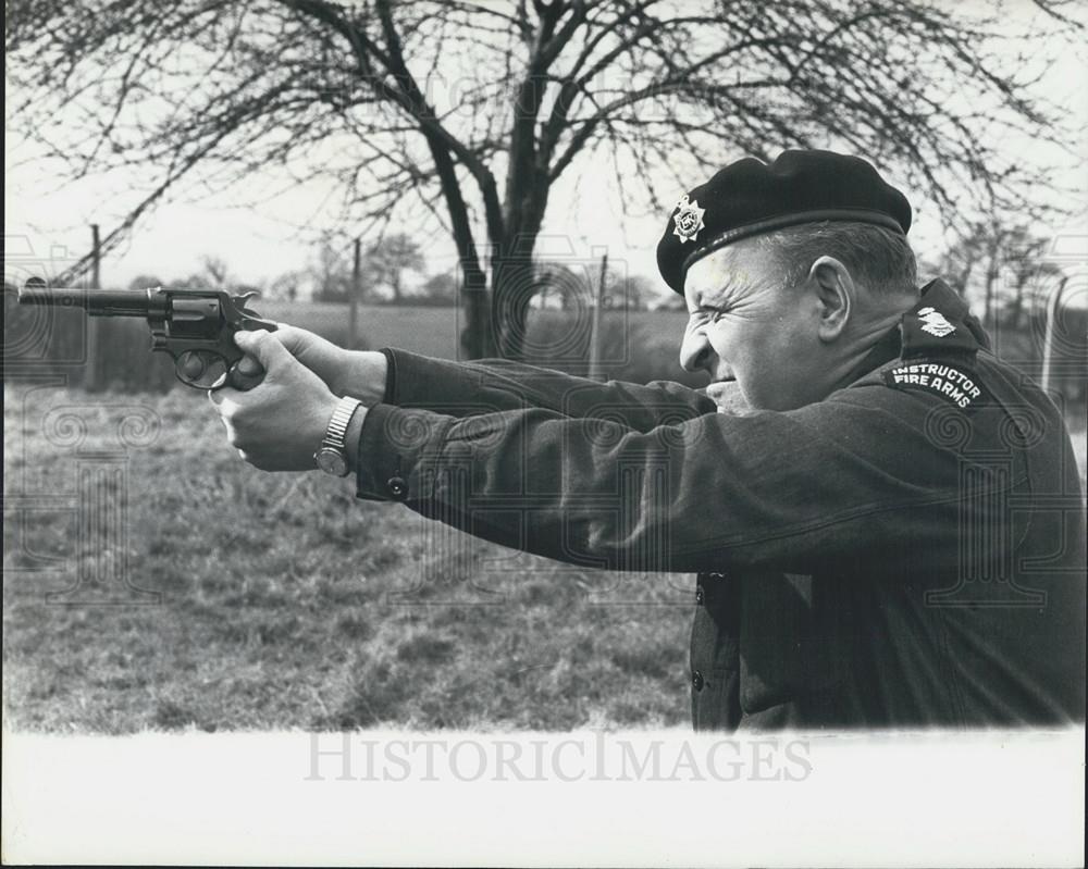 Press Photo Instructor Gangster Age Police Robert Gould Demonstration Metro - Historic Images