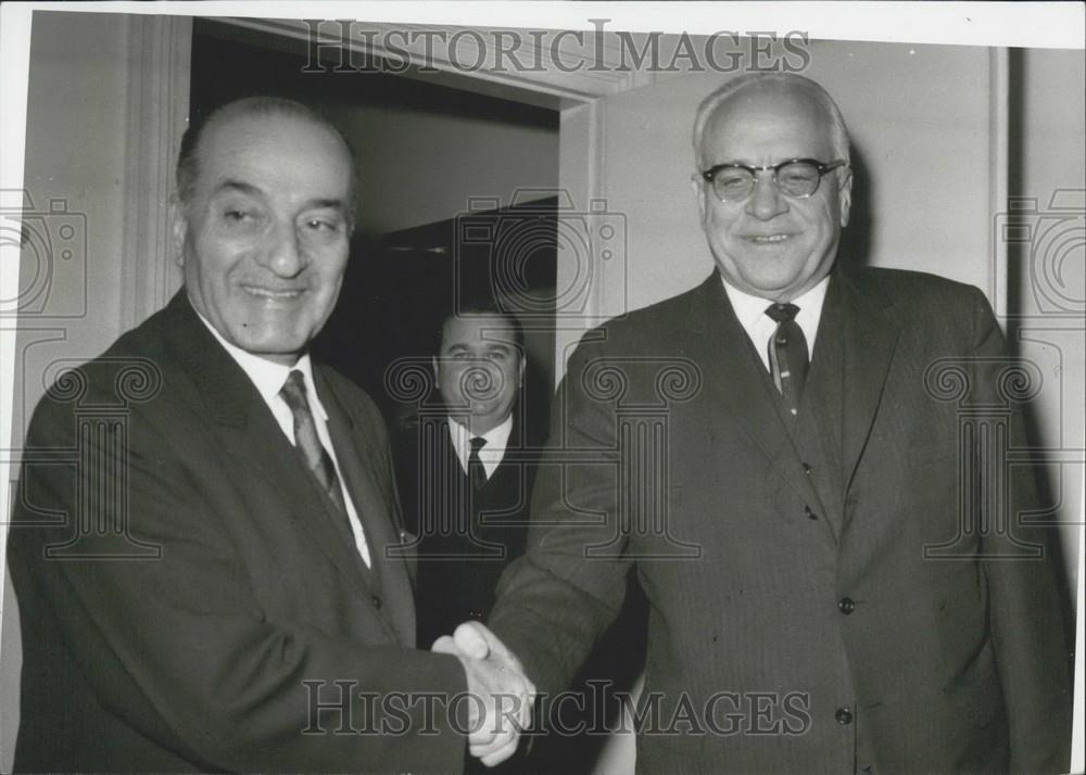Press Photo Jordanian Premier Bahjattalhouni bidding farewell to Mr. Davis - Historic Images