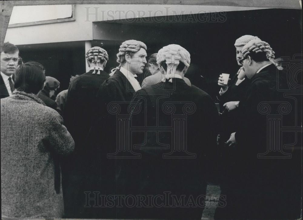 1964 Press Photo A group of barristers enjoy a cup of tea at the W.V.S. canteen - Historic Images