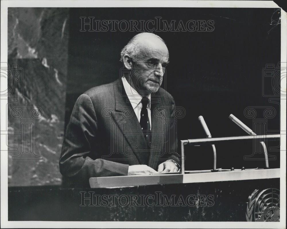 Press Photo United Kingdom Minister Of State Neil Marten Giving Speech - Historic Images