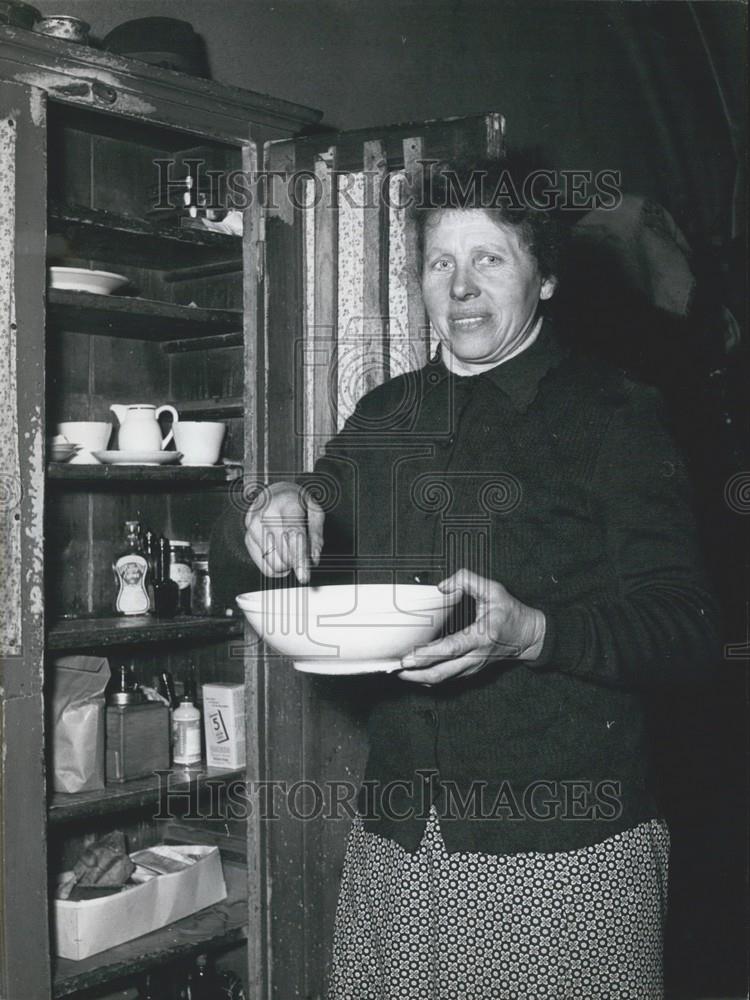 Press Photo Farmer Kleine-Bender Preparing Food For Hermit Lehnert - Historic Images