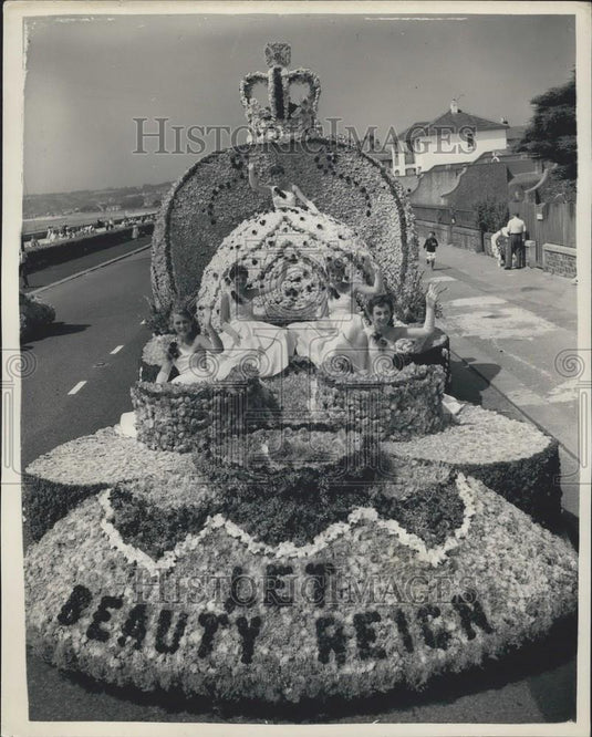 1957 Press Photo View of the colourful float "Let Beauty Reign" - Historic Images