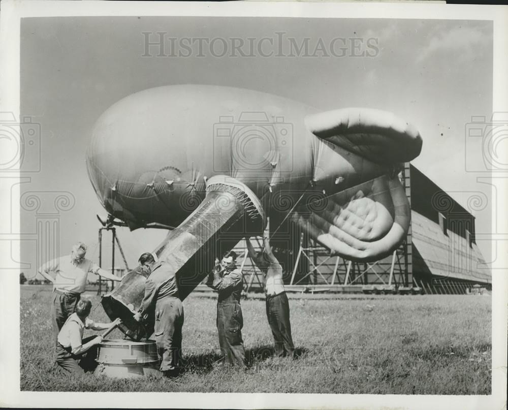 1957 Press Photo Men Prepare Insect Trap Upper Atmosphere Balloon England - Historic Images