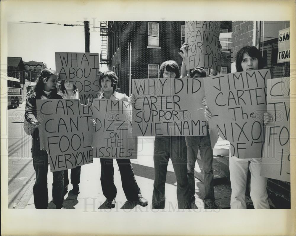 1976 Press Photo Jimmy Carter Campaign, Anti-Carter Pickets, New York - Historic Images