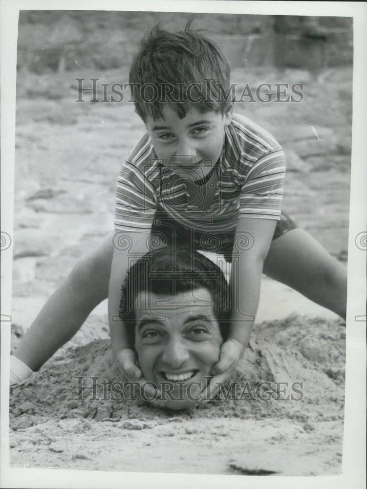 1959 Press Photo Frankie Vaughan Buried In Sand To His Head - Channel Island - Historic Images