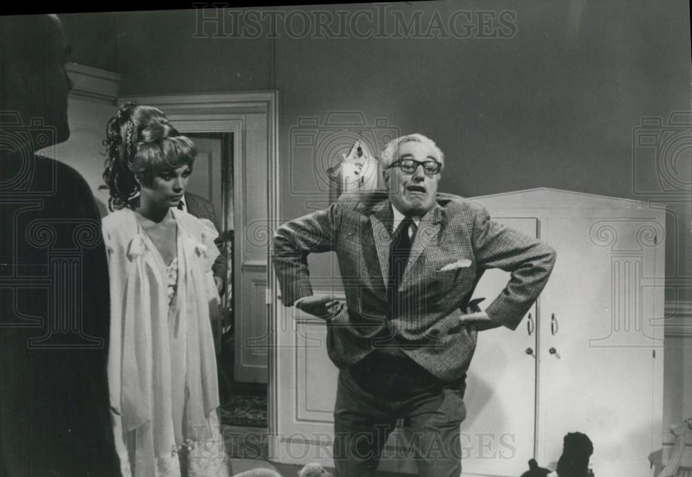 Press Photo Vittoria De Sica Directing Shirley Mac Laine Woman Times Seven - Historic Images