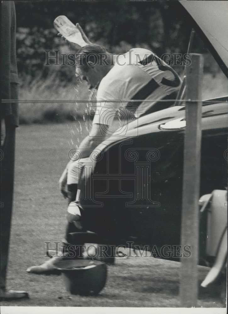 1958 Press Photo Duke Of Edinburgh Cooling Off With water Over Head After Polo - Historic Images