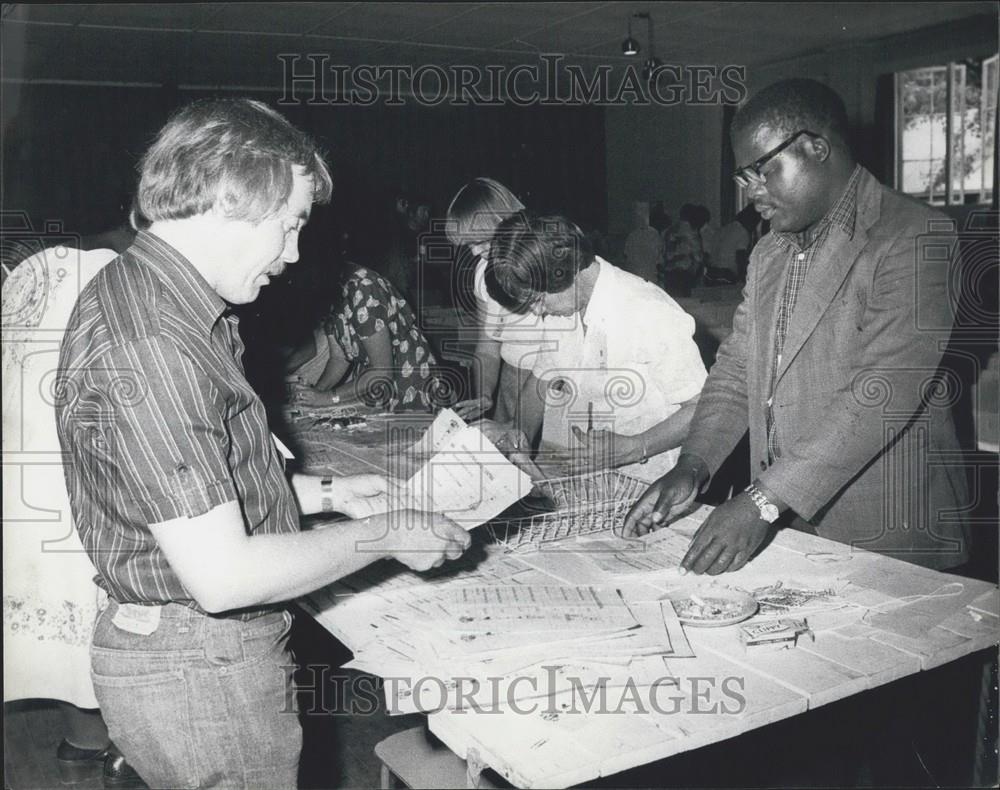 Press Photo Counting Votes For Election in Rhodesia - Historic Images