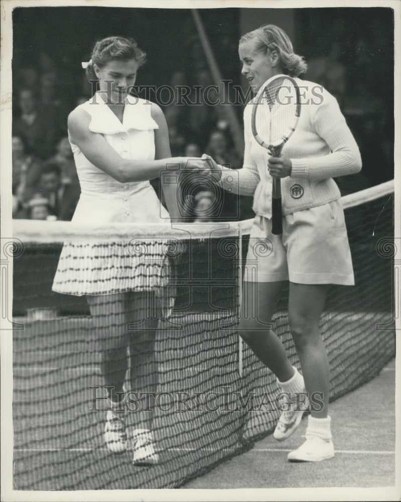 1954 Press Photo Mrs. C. Pratt Shakes Hands With Shirley Fry After Match - Historic Images