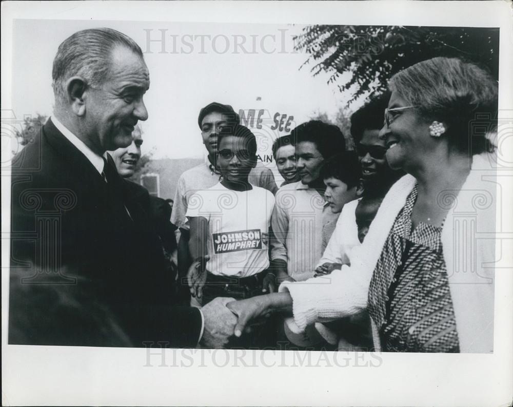 1964 Press Photo Pres Lyndon B. Johnson Warmly Greeting His Native Texans - Historic Images