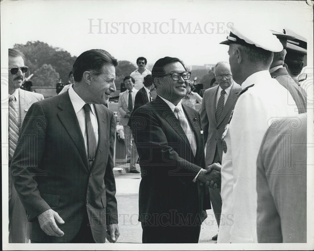 1983 Press Photo  Caspar Weinberger ,Kazuo Tanikawa - Historic Images