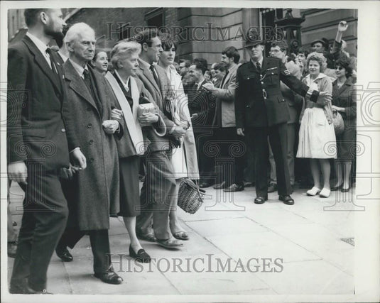 1961 Press Photo Lord Earl Russell & Wife At Bow Street Court - Historic Images
