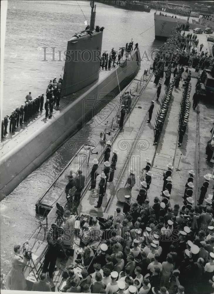 1958 Press Photo Britain Welcomes Nautilus As She Arrives At Portland Harbour - Historic Images