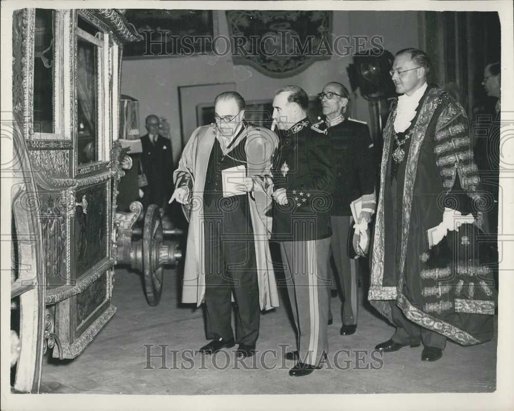 1955 Press Photo Portuguese President & Wife Visit Portuguese Art Show - Historic Images