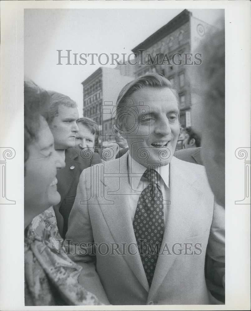 Press Photo Sen. Walter Mondale Electiorniring in NY - Historic Images