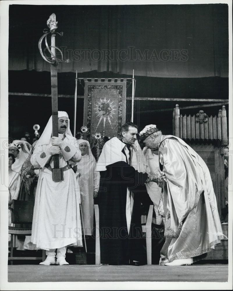 1961 Press Photo Chairing Of The Bard Ceremony Reverend Emrys Edwards - Historic Images