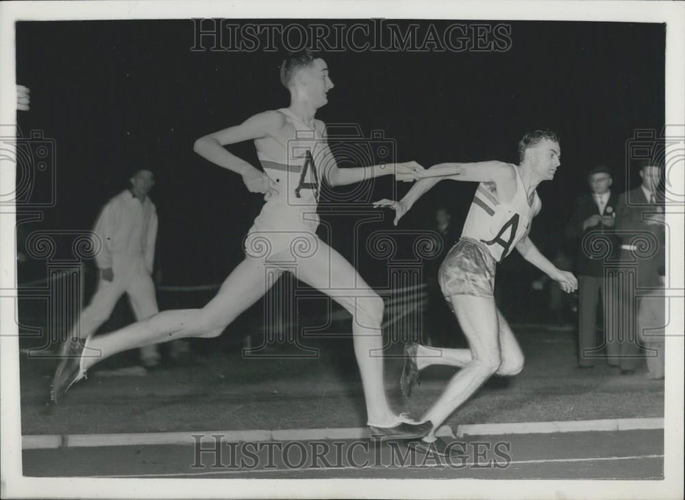 1953 Press Photo British Team Runners Gordon Pirie Bill Nankeville Passing Baton - Historic Images