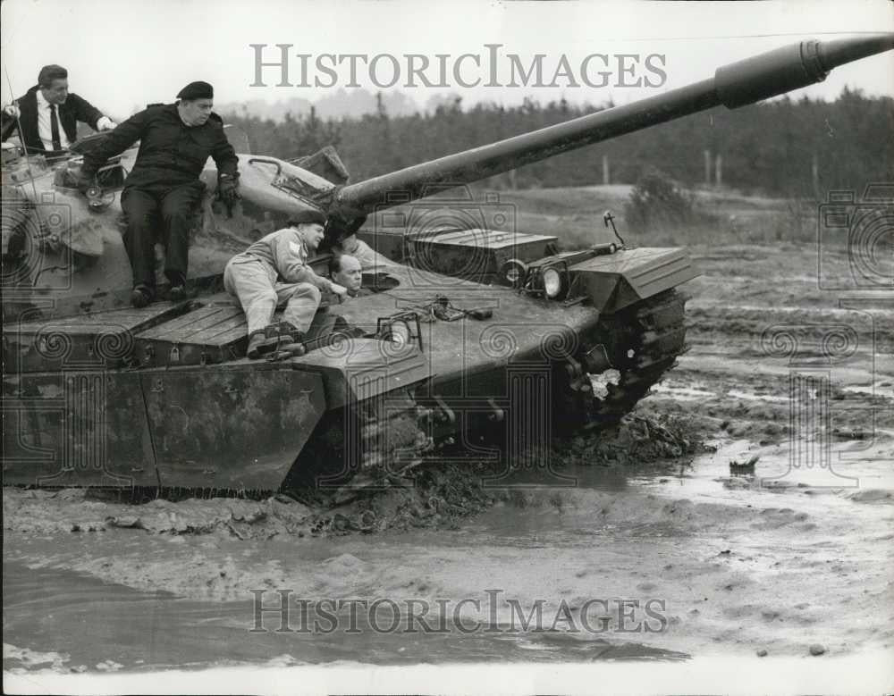 1966 Press Photo Army Minister Gerry Reynolds Tried Out Britain&#39;s Newest Tank - Historic Images