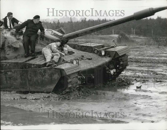 1966 Press Photo Army Minister Gerry Reynolds Tried Out Britain's Newest Tank - Historic Images