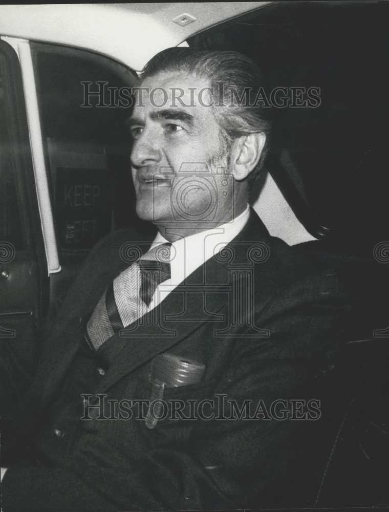 1975 Press Photo Chrysler Chief Meets Mr Variey the Minister of Industry - Historic Images