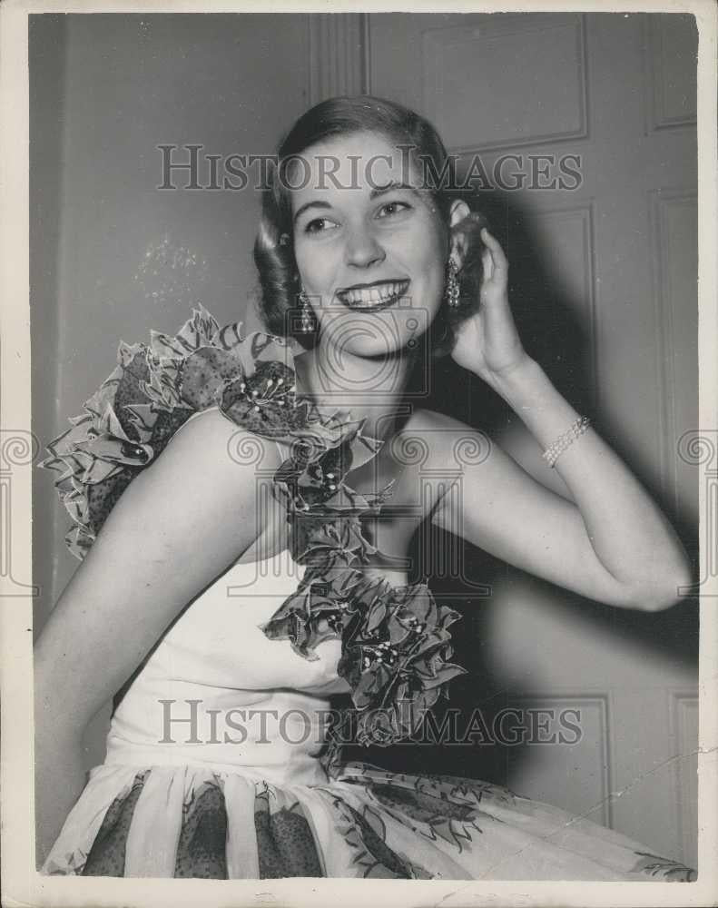 1953 Press Photo Fashion Show Debutante Grace Coolidge Displaying Sun Flower - Historic Images