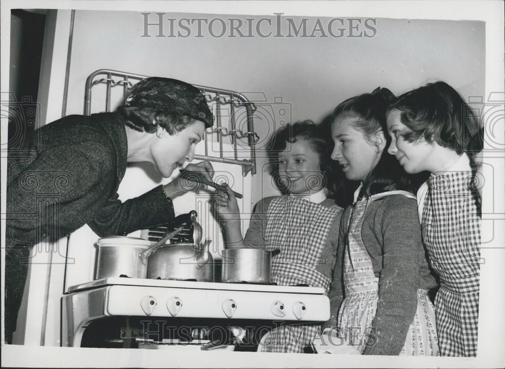 1958 Press Photo Mrs Nixon Suzanne Capel Jaqueline Lovett Jennifer Coker School - Historic Images