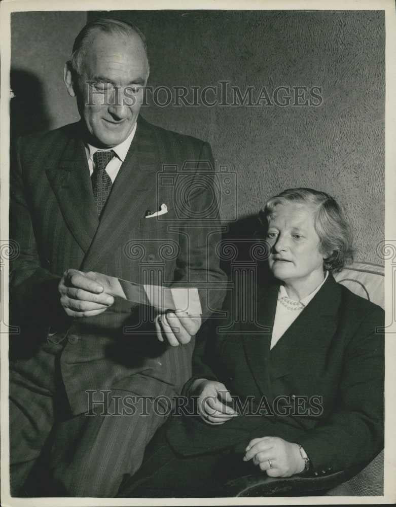 1955 Press Photo Mr and Mrs Mirtle with their cheque in London this evening. - Historic Images