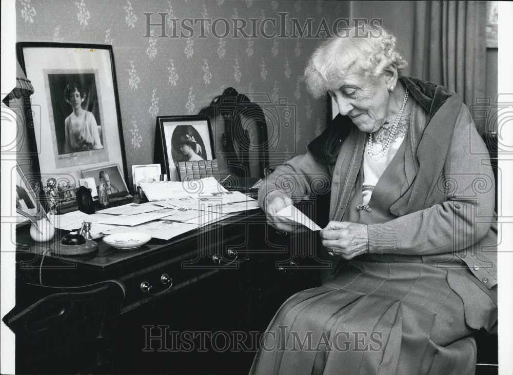 Press Photo Attending to her large daily fan-mail - Historic Images