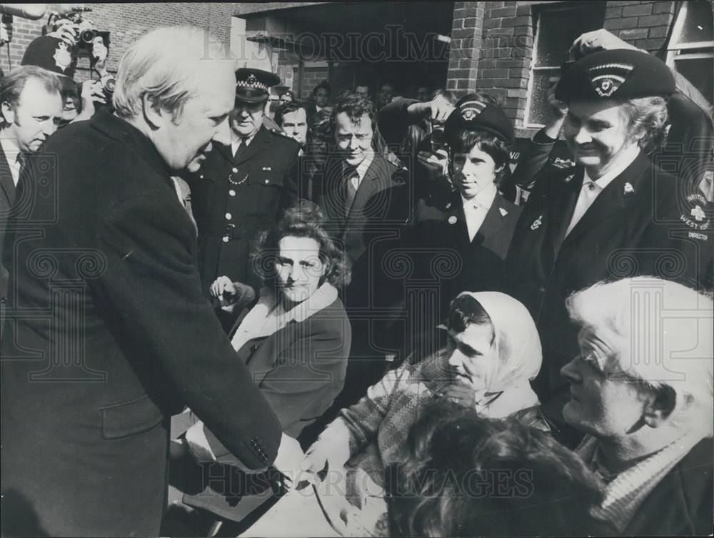 1973 Press Photo Prime Minister Talking To Families Of Trapped Miners Yorkshire - Historic Images