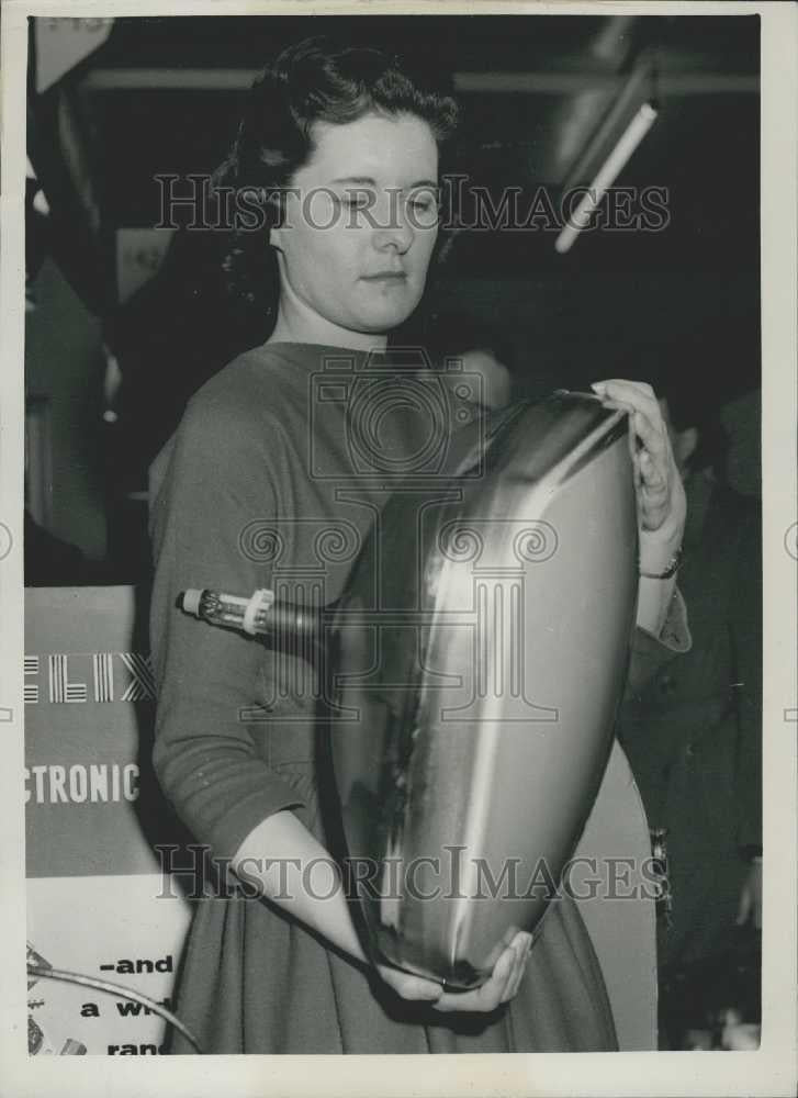 1959 Press Photo British Radio and Electronic Components Show Peggy Brown - Historic Images