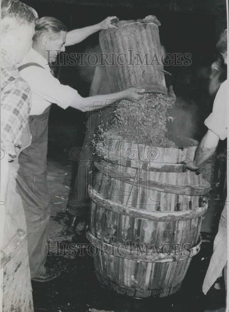 Press Photo Wood Shavings Poured Over Head Terry Brown - Historic Images