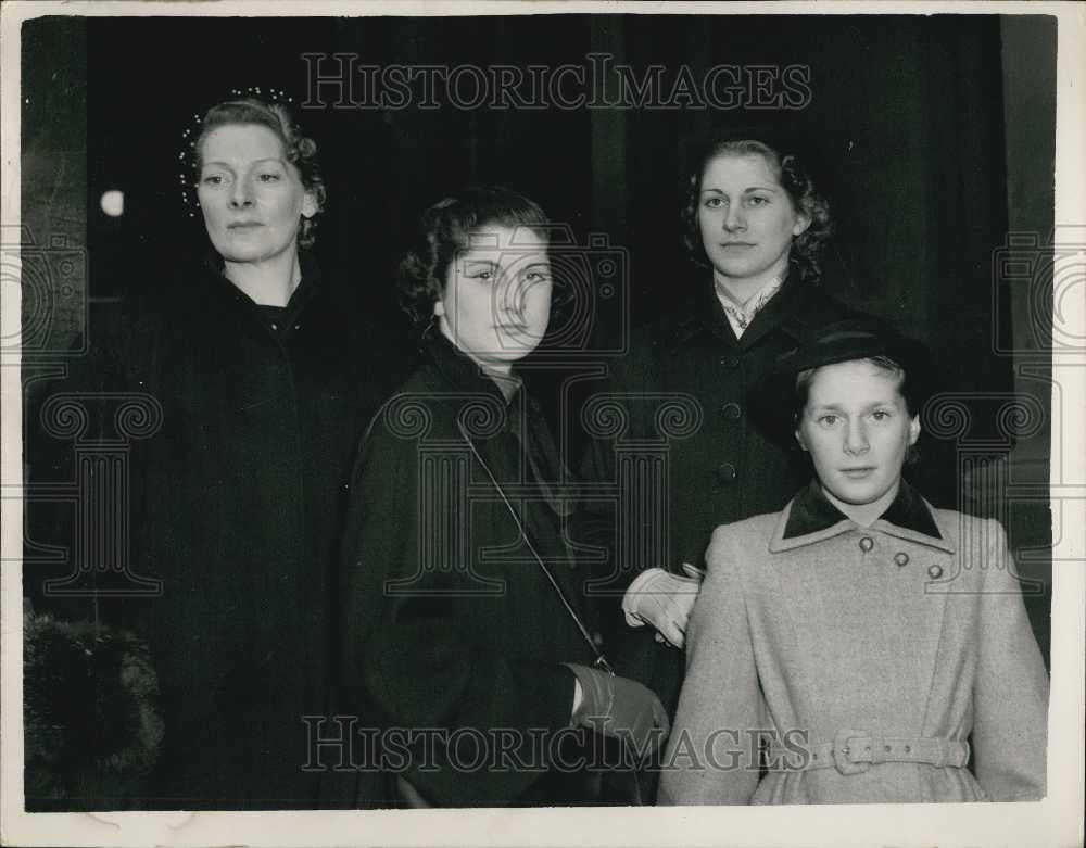 1953 Press Photo Mrs. Sander &amp; Daughters Go to the Foreign Office - Historic Images