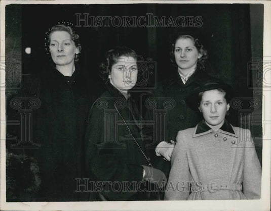1953 Press Photo Mrs. Sander & Daughters Go to the Foreign Office - Historic Images