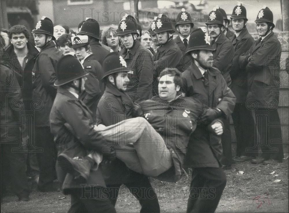 1984 Press Photo Arrest of gunmen who stiole $25,000 from a London bank - Historic Images