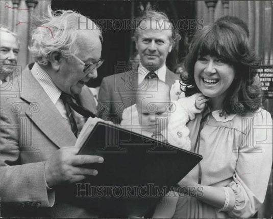 1979 Press Photo "Save A Baby" Petition Presented to the House of Commons - Historic Images