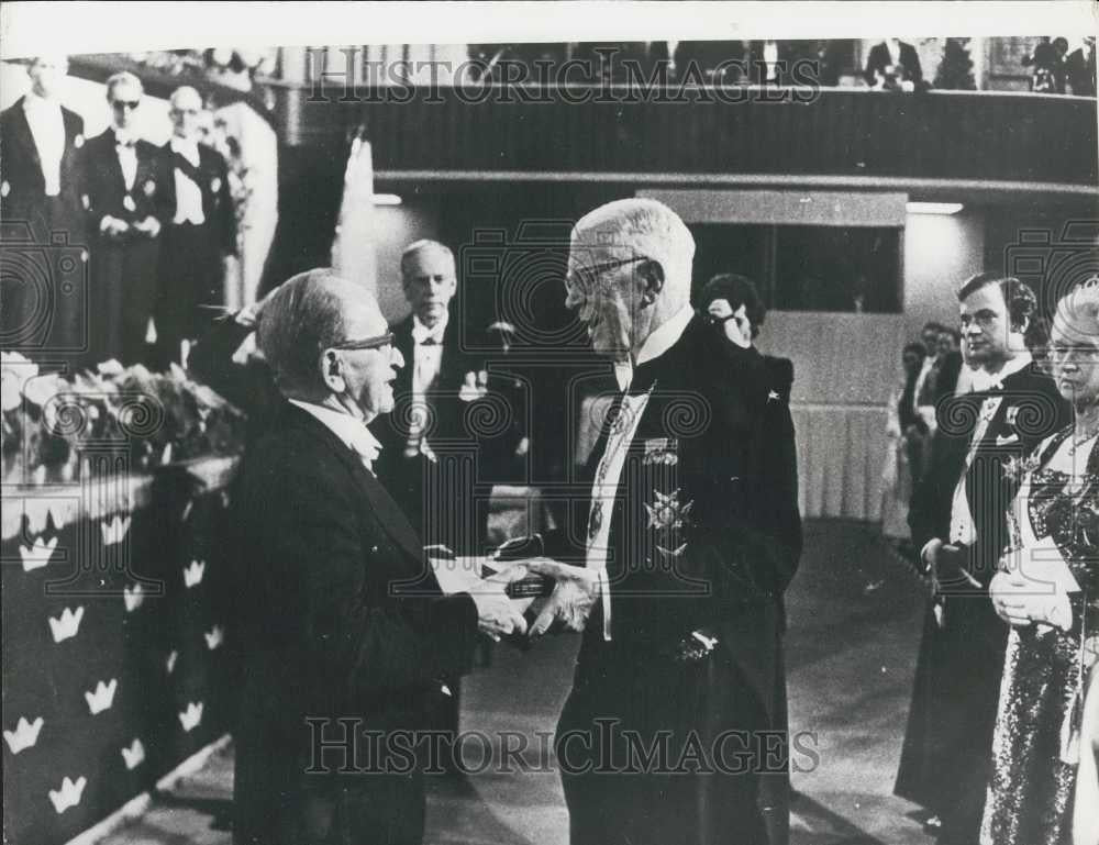 1971 Press Photo Prof Dennis Gabor receivers Nobel prize - Historic Images