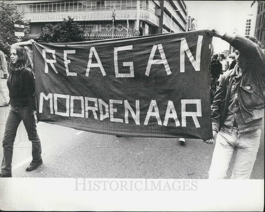 1981 Press Photo Demonstrators with a banner with the words "Reagan Killer". - Historic Images