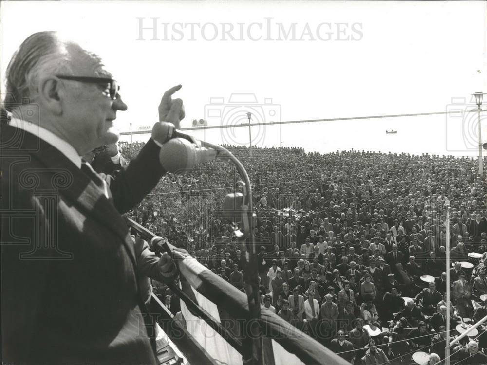 1974 Press Photo George Mavors Celebrating After Winning The Greek Election - Historic Images