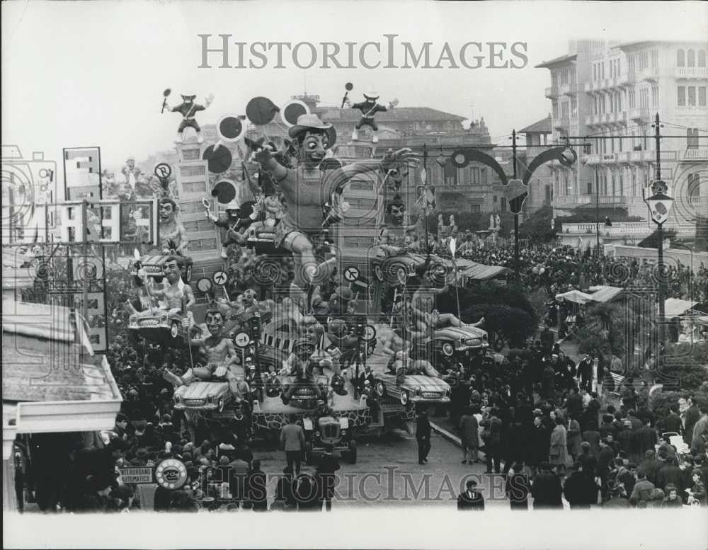 1965 Press Photo The Traditional Viareggio Carnival In Italy - Historic Images