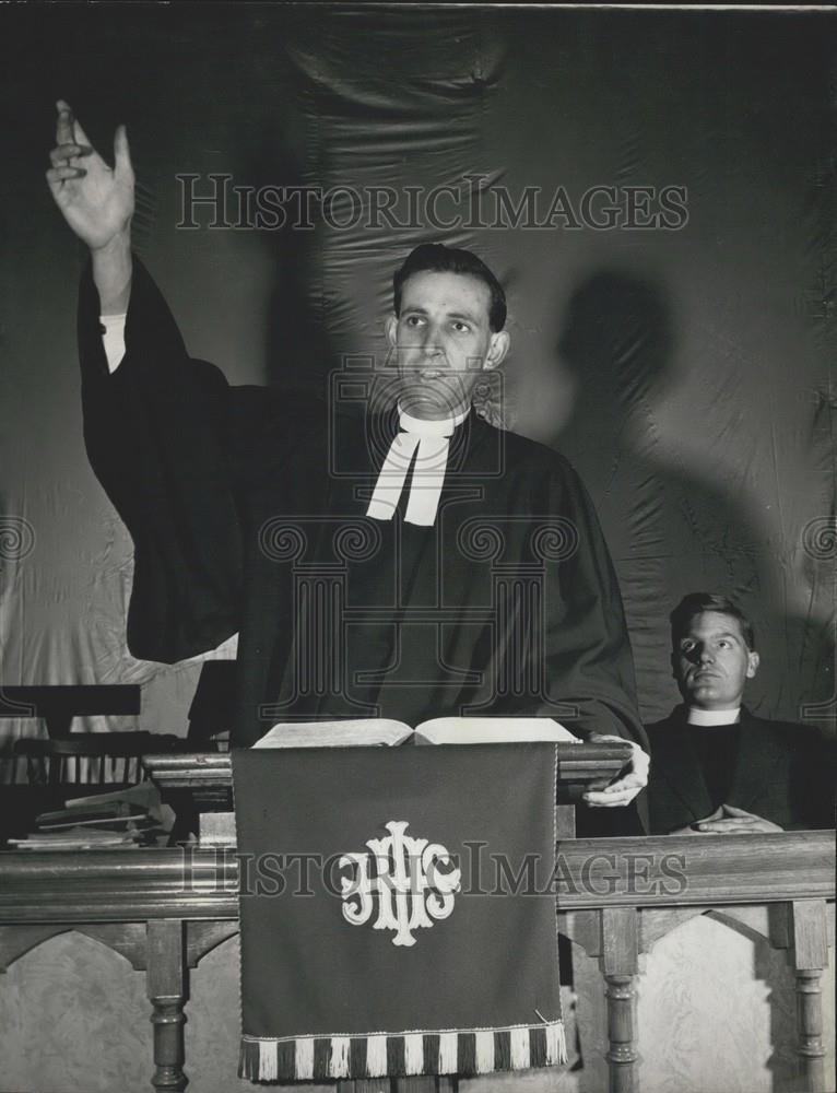 Press Photo Reverend Brian Webb Preaching A Sermon - Historic Images