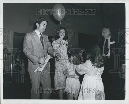 1976 Press Photo Lynda Bird & Charles Robb with daughters Lucinda & Cathy - Historic Images