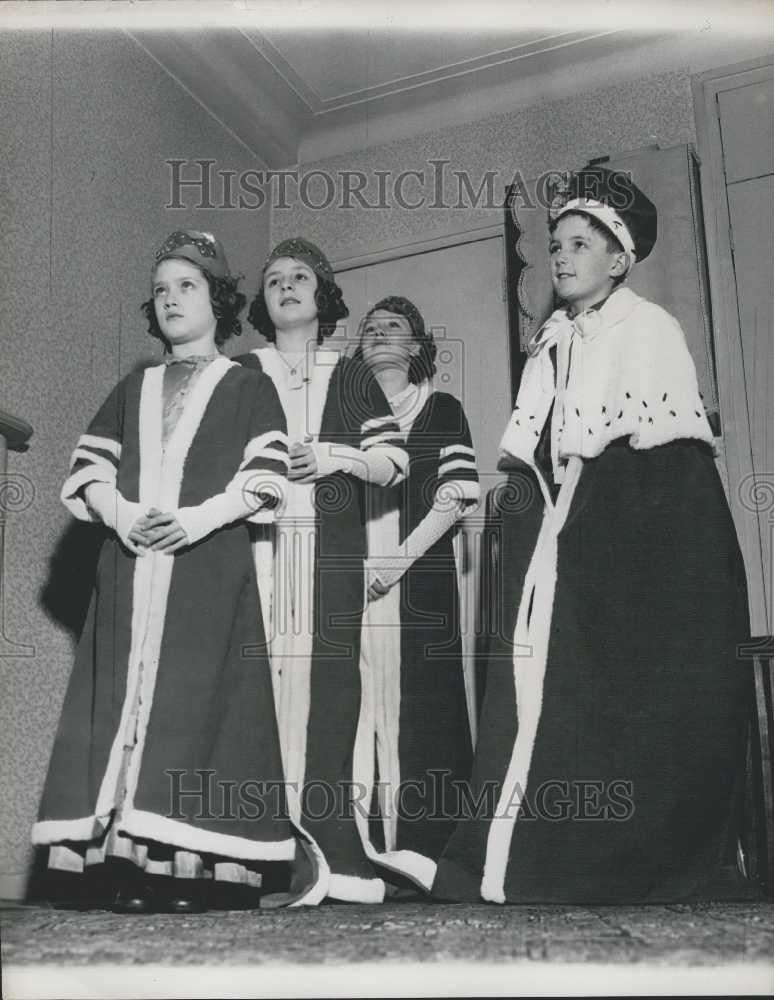 Press Photo Playing Coronatipons, Ronnie Gardner in his rooes sits on the throne - Historic Images