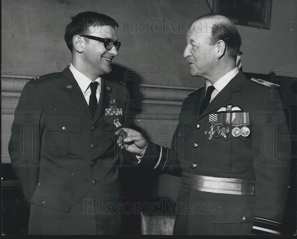 1971 Press Photo Major James Jones, Vice Marshall LH Moulton - Historic Images